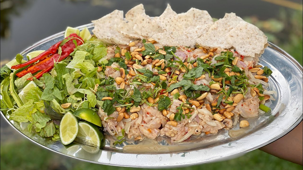 Món gỏi cá nhám được chế biến cầu kỳ với nhiều loại gia vị